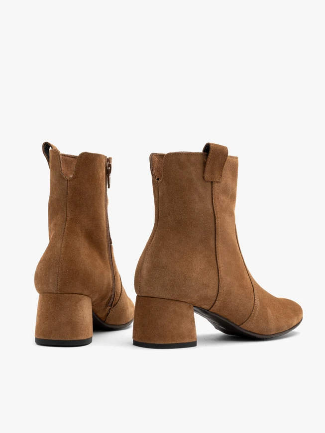 Rote Veloursstiefel mit niedrigen Absätzen