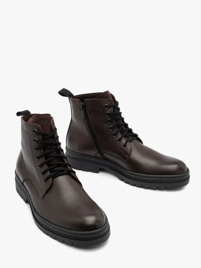 Dunkelbraune Herrenstiefel mit Logo auf dem Schaft