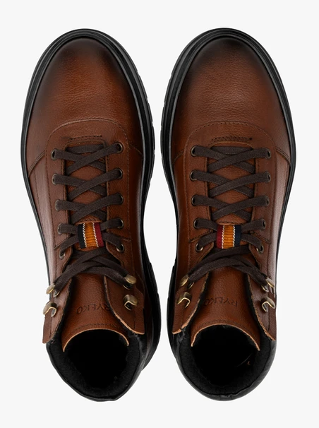 Braune Herren-Sportstiefel mit schwarzer Sohle