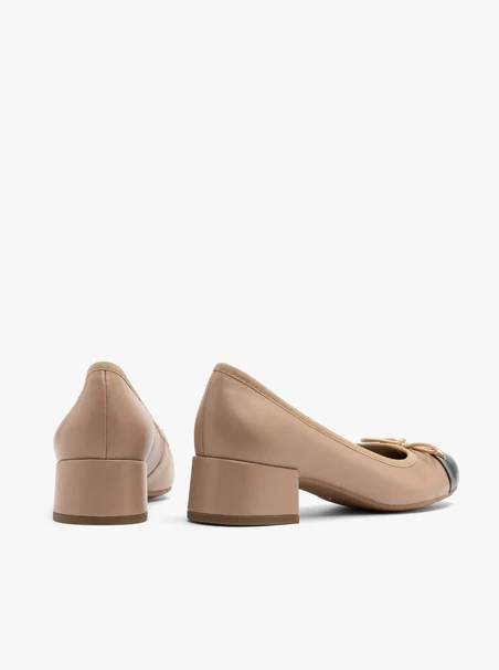 Beige-schwarze Pumps mit Zierschleife