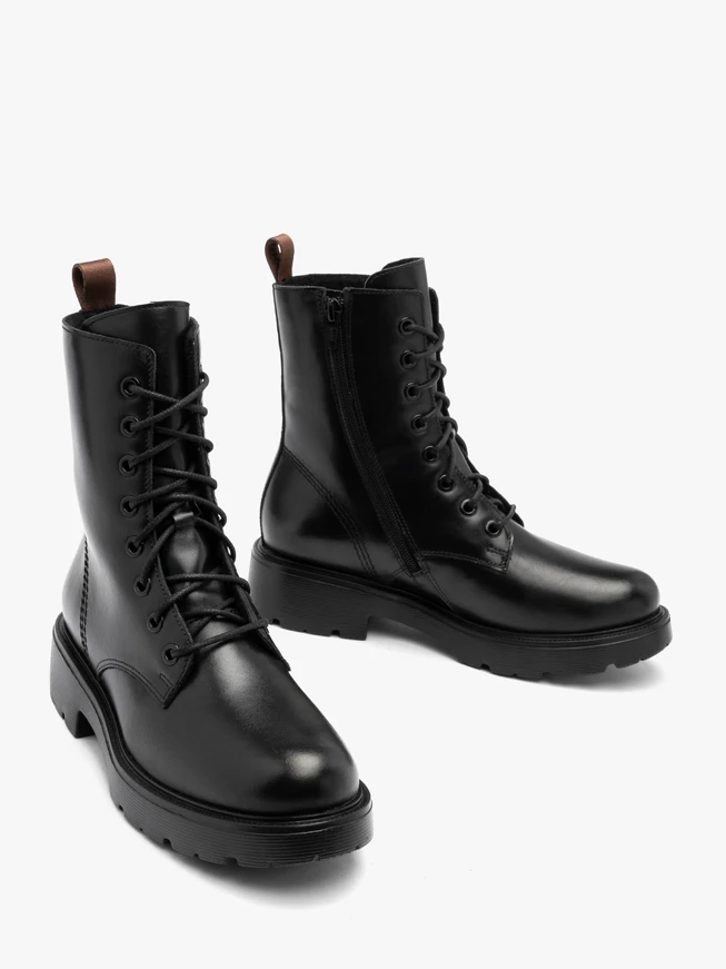 Klassische schwarze Stiefel auf leichter Basis