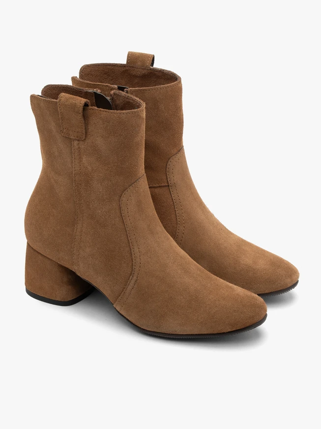 Rote Veloursstiefel mit niedrigen Absätzen