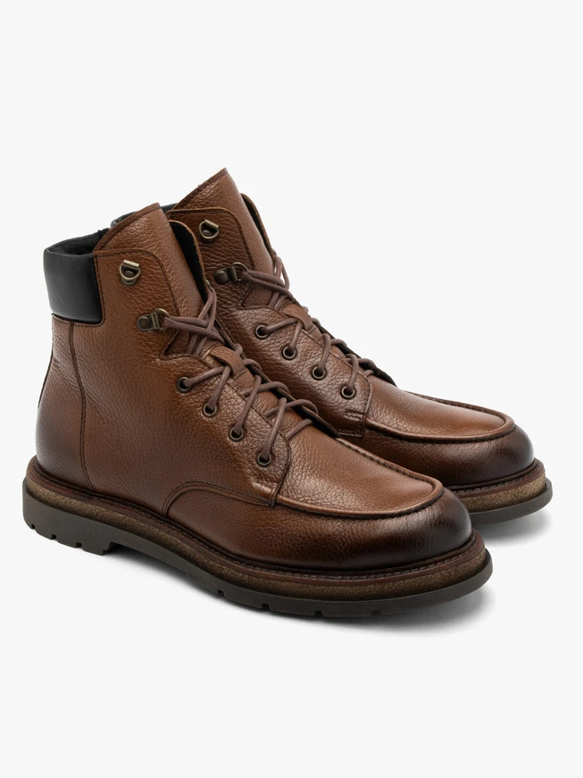 Braune Herrenstiefel mit Ziernähten auf dem Rist