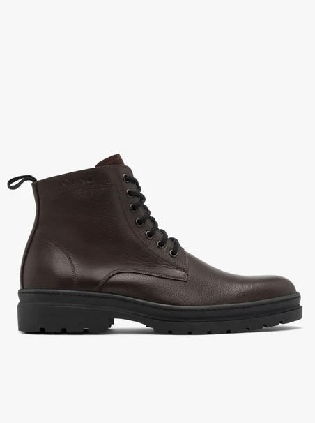 Dunkelbraune Herrenstiefel mit Logo auf dem Schaft