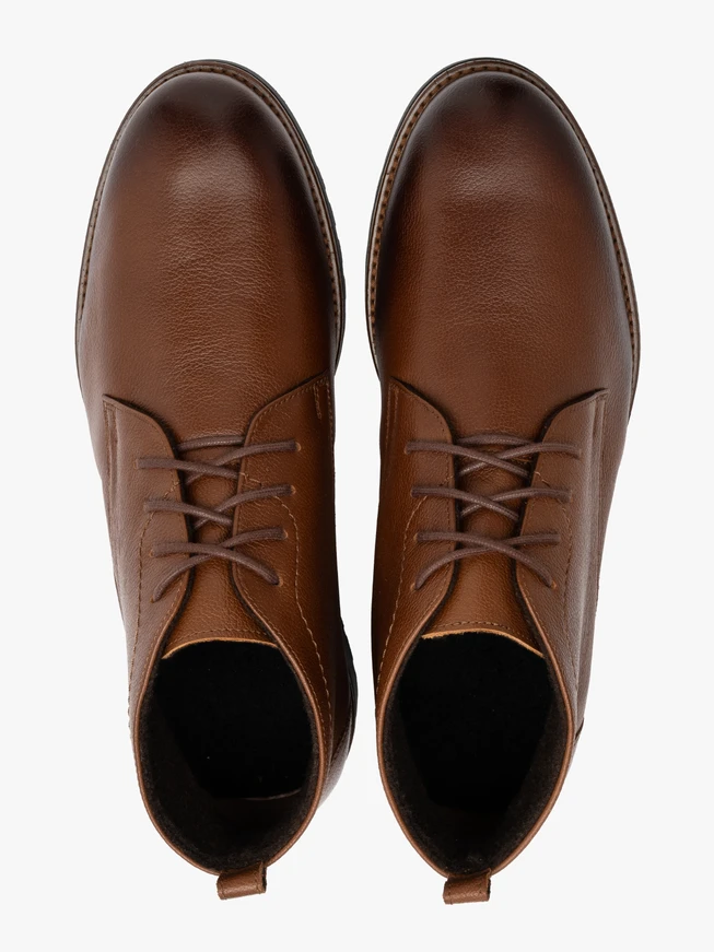 Braune Herrenstiefel mit kontrastierender Sohle