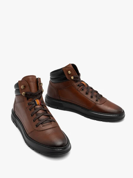 Braune Herren-Sportstiefel mit schwarzer Sohle