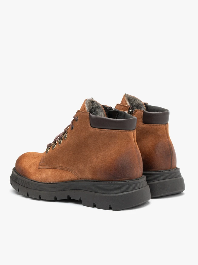 Isolierte Stiefel aus roter Wolle mit festem Boden