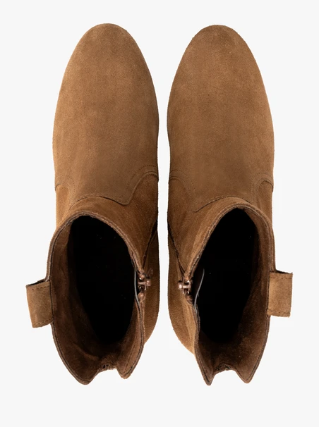 Rote Veloursstiefel mit niedrigen Absätzen
