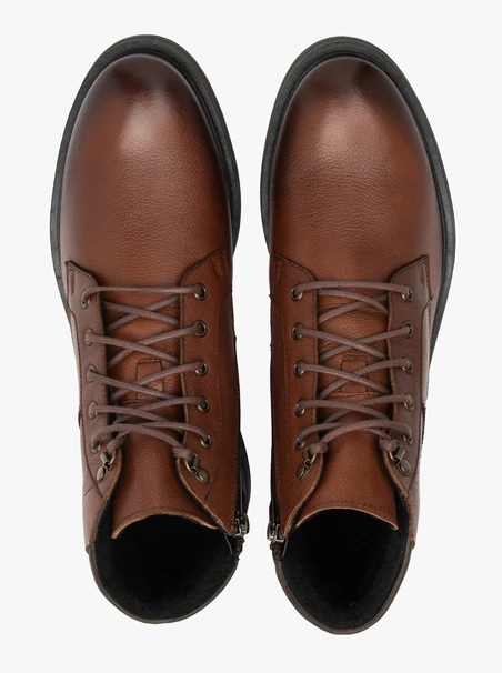 Braune Herrenstiefel mit Ziernähten auf dem Schaft