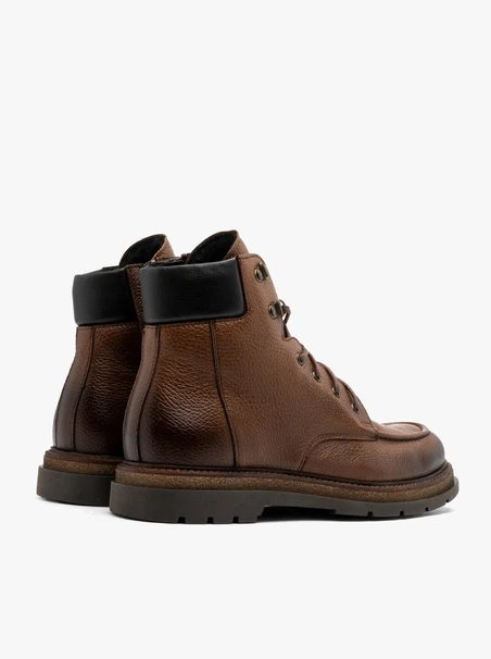 Braune Herrenstiefel mit Ziernähten auf dem Rist
