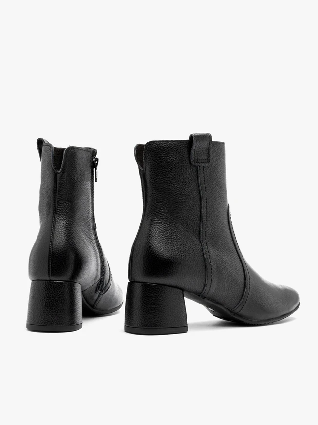 Schwarze Damenstiefel mit niedrigen Absätzen