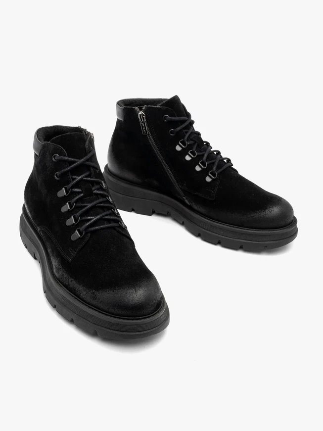 Schwarze isolierte Herrenstiefel