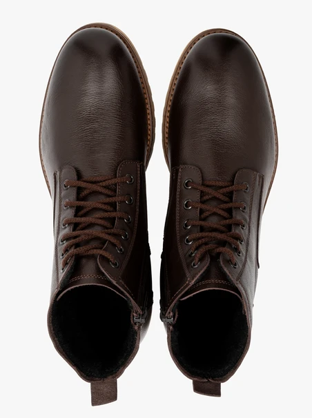 Dunkelbraune Herrenstiefel im Freizeitstil, isoliert mit natürlichem Schafsfell