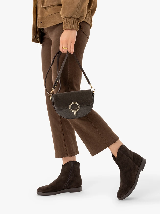 Kleine elegante Handtasche für Frauen mit goldenen Details