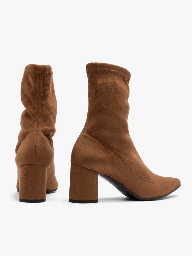 Stiefel mit flexiblem Absatz und spitzer Zehe