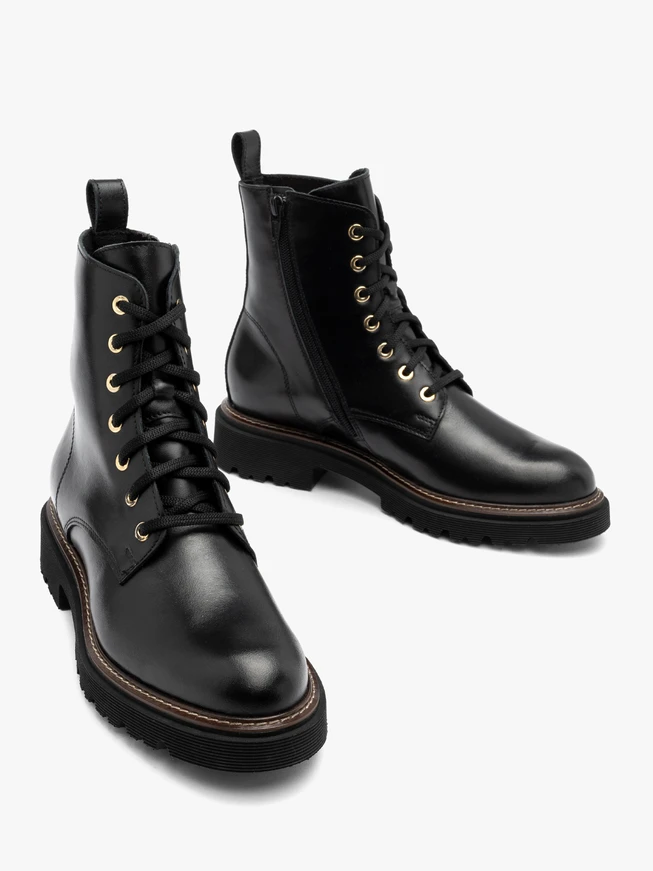 Schwarze Damenstiefel mit goldenen Ösen