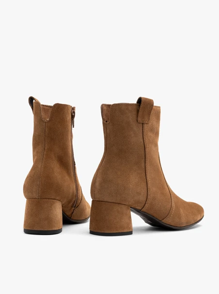 Rote Veloursstiefel mit niedrigen Absätzen
