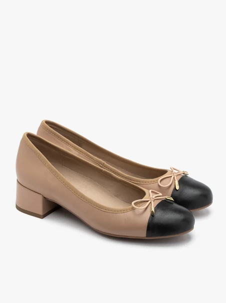 Beige-schwarze Pumps mit Zierschleife