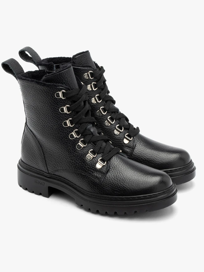 Schwarze Damenstiefel mit Zierhaken