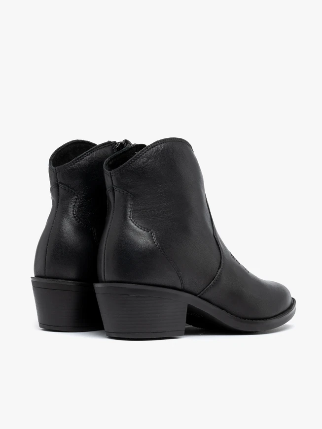 Schwarze Cowboystiefel mit dekorativer Stickerei
