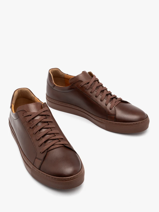 Brauner halber Sportschuh