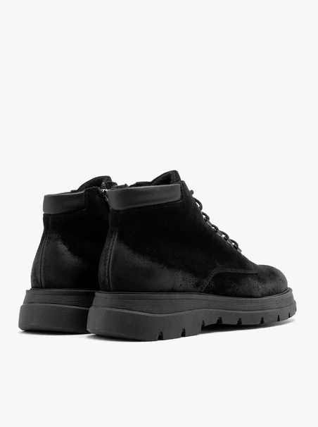 Schwarze isolierte Herrenstiefel
