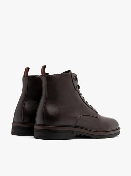 Braune Herrenstiefel mit dekorativen Sohlen