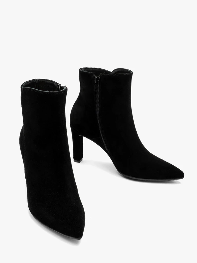 Schwarze Damenstiefel mit klobigem Stilettoabsatz