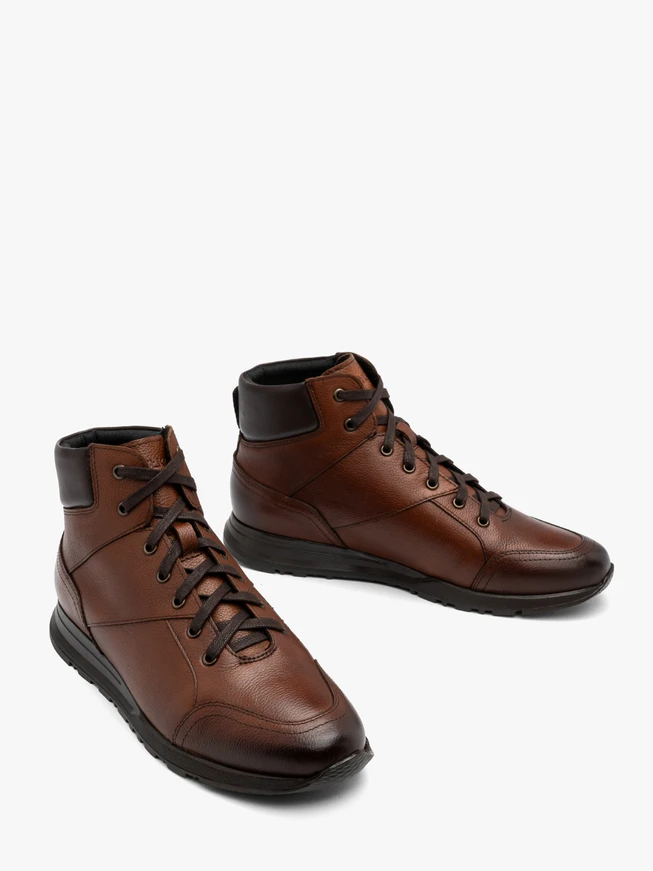 Braune sportliche Herrenstiefel