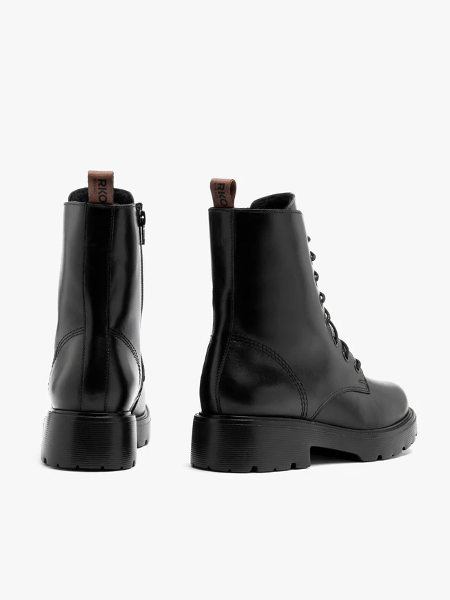 Klassische schwarze Stiefel auf leichter Basis