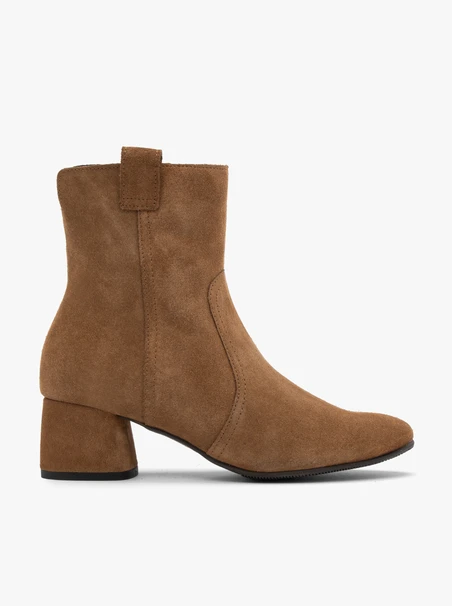 Rote Veloursstiefel mit niedrigen Absätzen