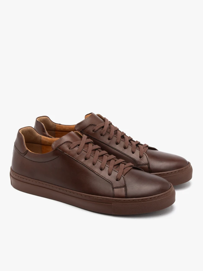 Brauner halber Sportschuh