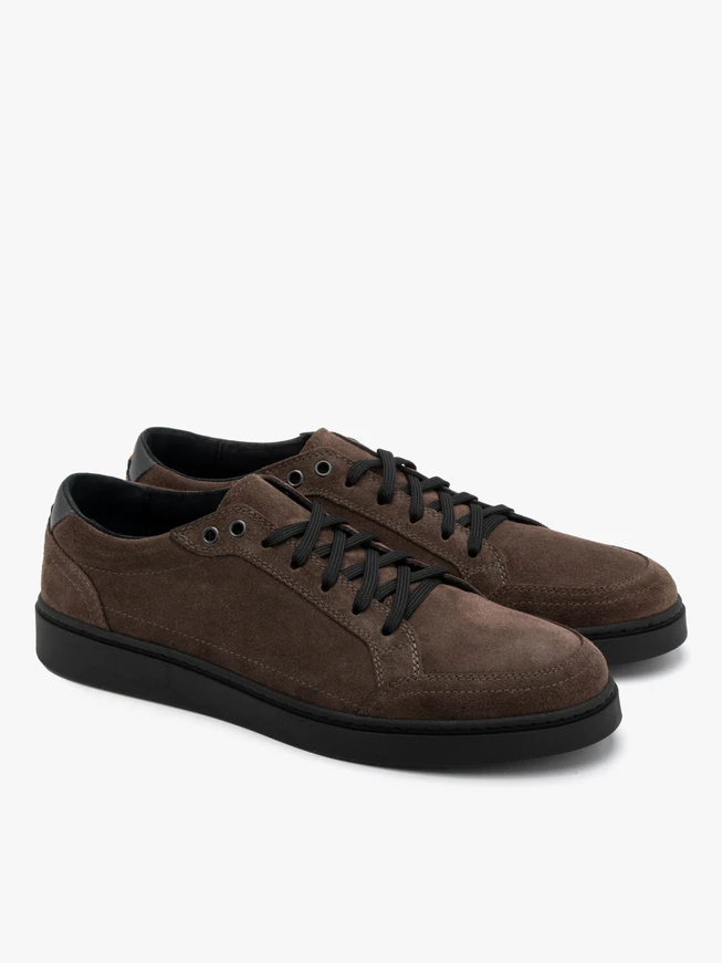 Graubraune Herren-Turnschuhe mit schwarzer Sohle