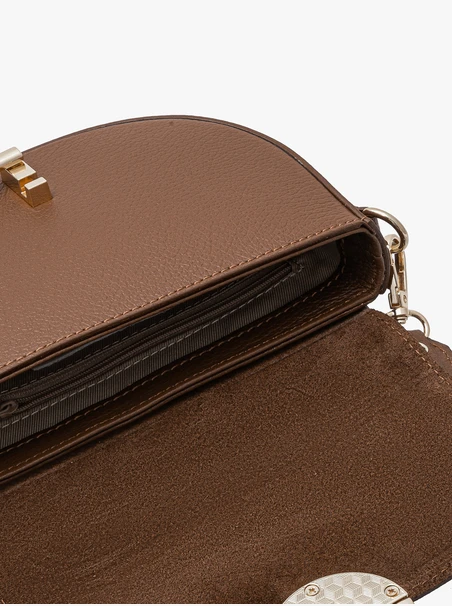 Kleine rote Handtasche mit goldenen Verzierungen