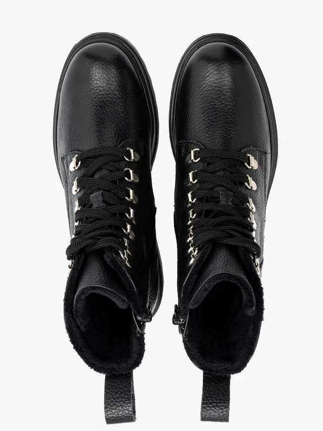 Schwarze Damenstiefel mit Zierhaken