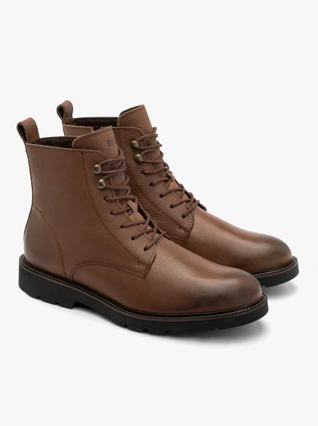Braune Herrenstiefel mit schwarzem Boden