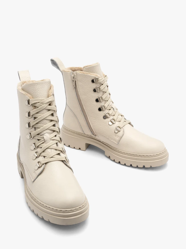 Cremefarbene Damenstiefel mit Zierhaken