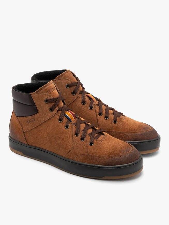 Rote Herren-Sportstiefel mit zweifarbiger Sohle