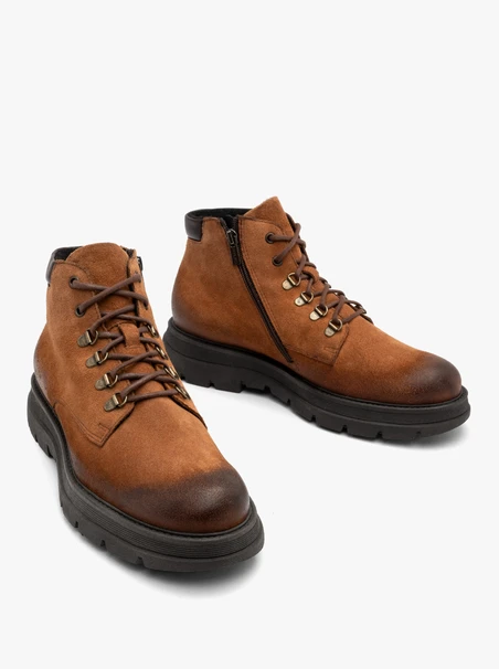 Rote Herrenstiefel mit festem Boden