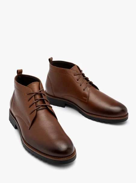Braune Herrenstiefel mit kontrastierender Sohle