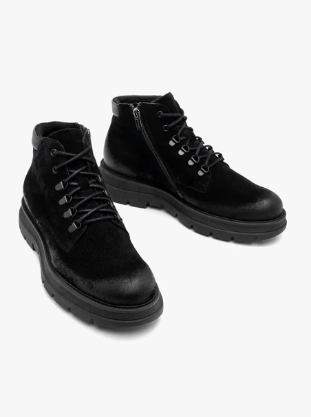Schwarze isolierte Herrenstiefel