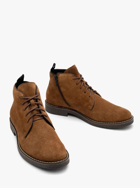 Herrenstiefel aus Veloursleder mit gerade geschnittenem Schaft