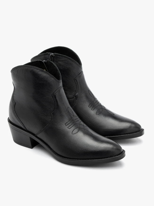 Schwarze Cowboystiefel mit dekorativer Stickerei