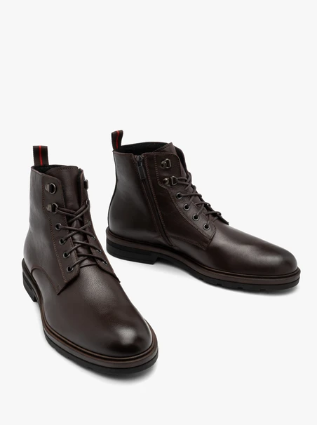Braune Herrenstiefel mit dekorativen Sohlen