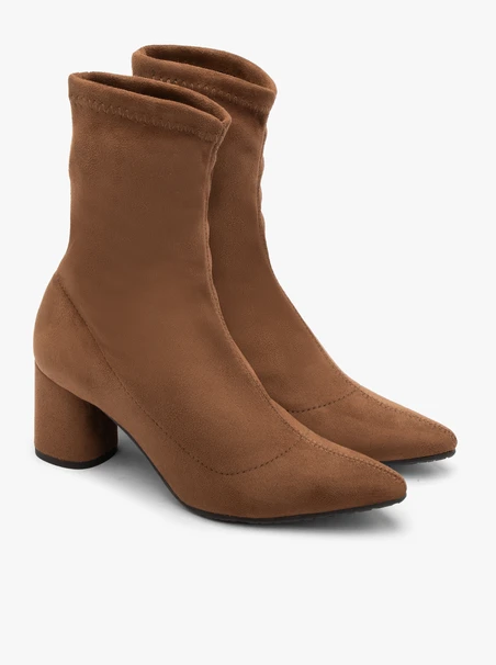 Stiefel mit flexiblem Absatz und spitzer Zehe