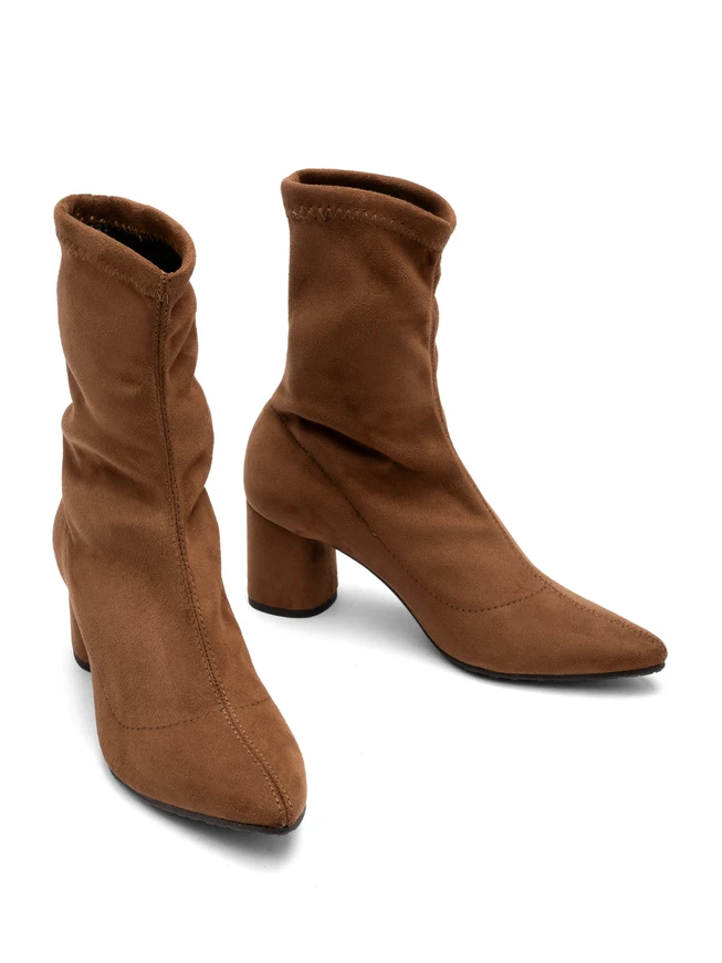 Stiefel mit flexiblem Absatz und spitzer Zehe