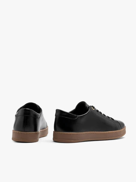 Schwarze sportliche Halbschuhe mit beigem Boden