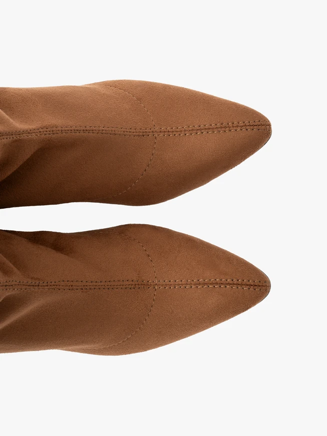 Stiefel mit flexiblem Absatz und spitzer Zehe
