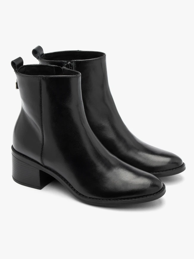 Schwarze Damenstiefel mit gerade geschnittenem Schaft
