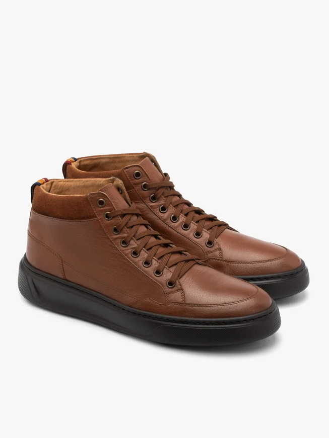 Braune, sportliche Stiefel mit klobiger schwarzer Sohle